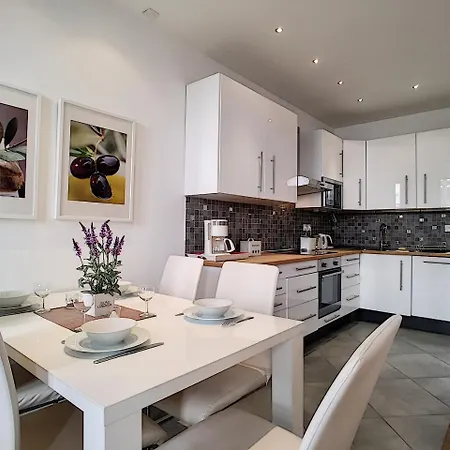 Nestor&jeeves - Provence Terrasse - - By Sea - South Terrace شقة